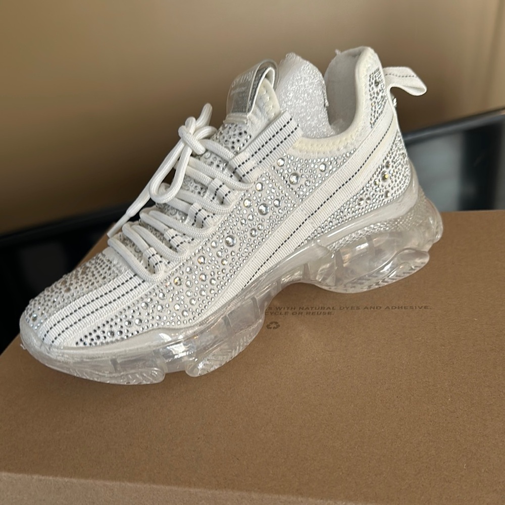 BRAND NEW - STEVE MADDEN MAX EMBELLISHED SNEAKERS SIZE 7.5 BRAND NEW!